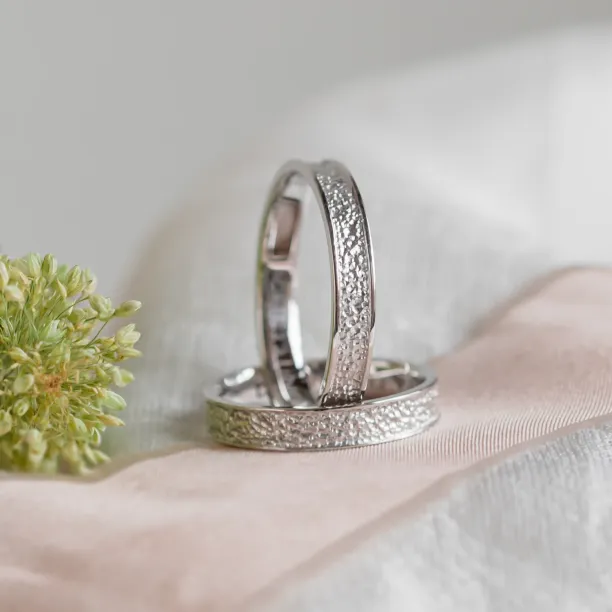 Unusual wedding bands with relief PERFORA Image
