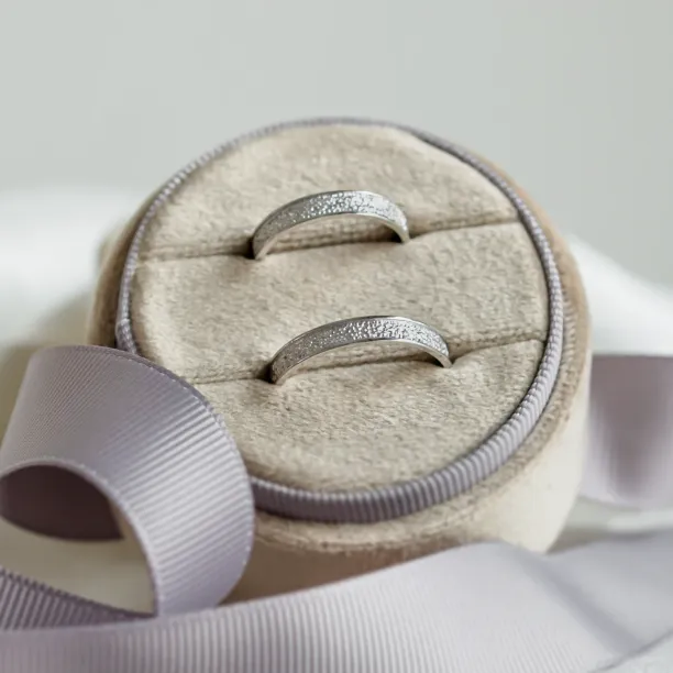 Unusual wedding bands with relief PERFORA Image