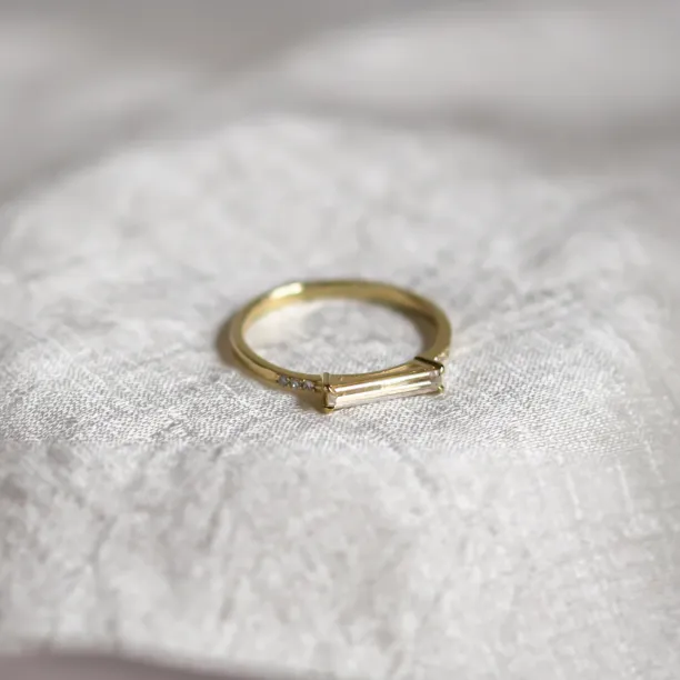 Engagement ring with baguette lab-grown diamonds CASHIA Image