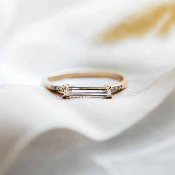 Engagement ring with baguette lab-grown diamonds CASHIA Image