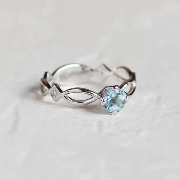 Gold ring with aquamarine and diamonds QUEEN Image