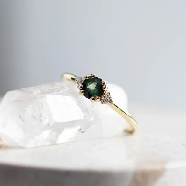 Green sapphire and diamond engagement ring MONNADA Image