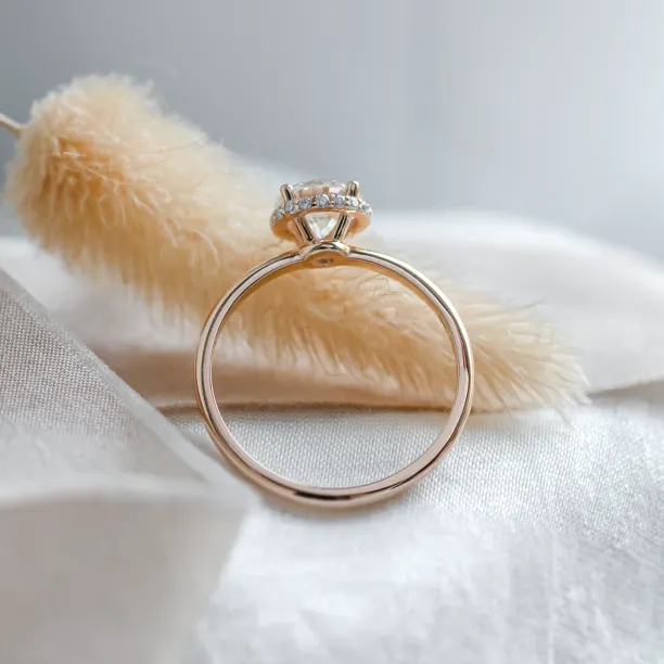 Luxury engagement ring with lab-grown diamonds ISADORA Image
