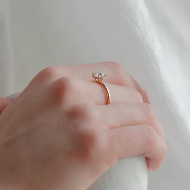 Luxury engagement ring with lab-grown diamonds ISADORA Image