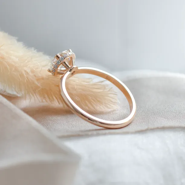 Luxury engagement ring with lab-grown diamonds ISADORA Image