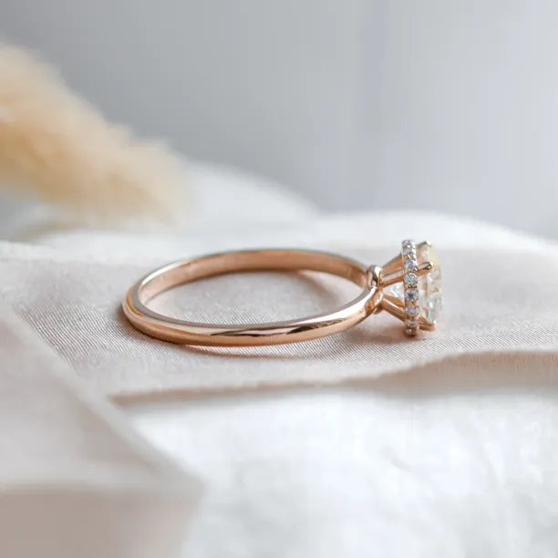 Luxury engagement ring with lab-grown diamonds ISADORA Image