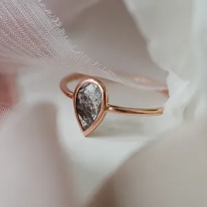 Minimalist gold ring with salt and pepper diamond REED Thumbnail