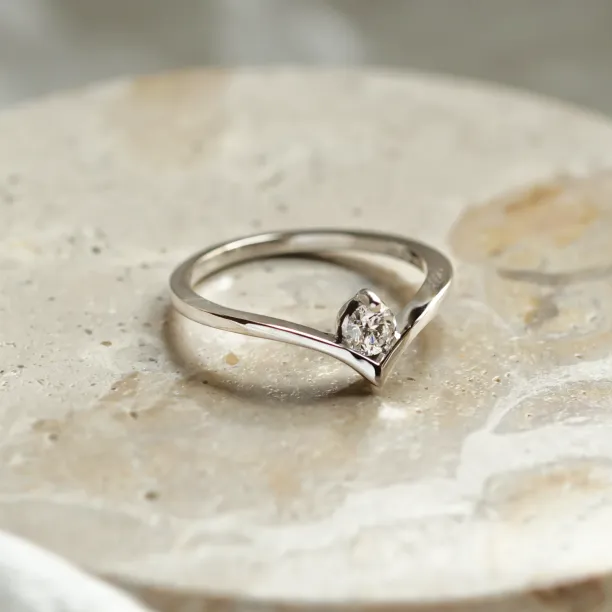 Original engagement ring with lab-grown diamond AMYA Image