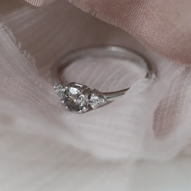 Gold ring with salt and pepper diamond 0.5ct MONNY Image