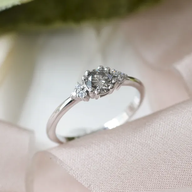 Gold ring with salt and pepper diamond 0.5ct MONNY Image