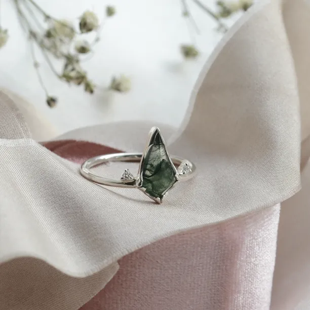 Gold ring with moss agate and diamonds KIRA Image