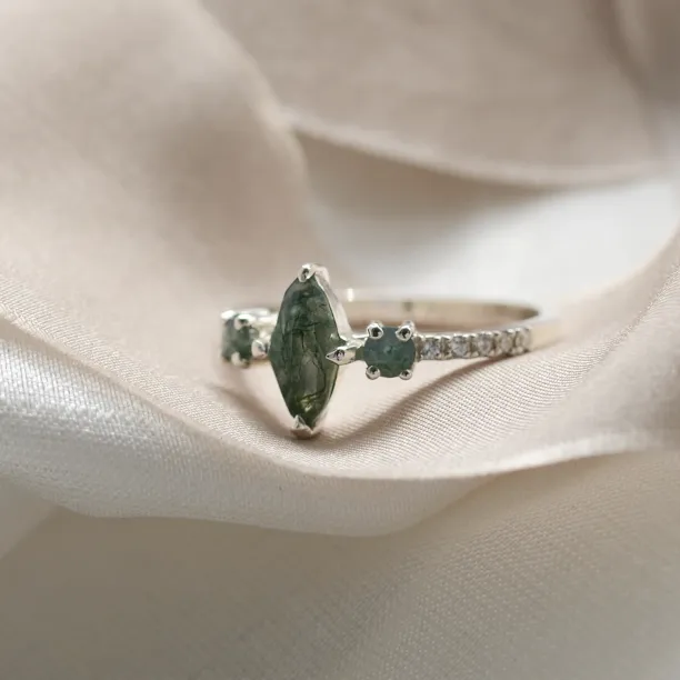 Vintage moss agate ring with side diamonds in solid gold OSCAR Image