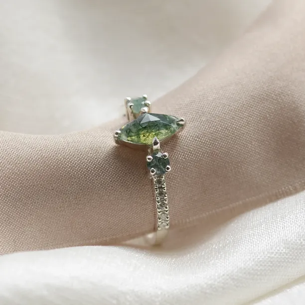 Vintage moss agate ring with side diamonds in solid gold OSCAR Image