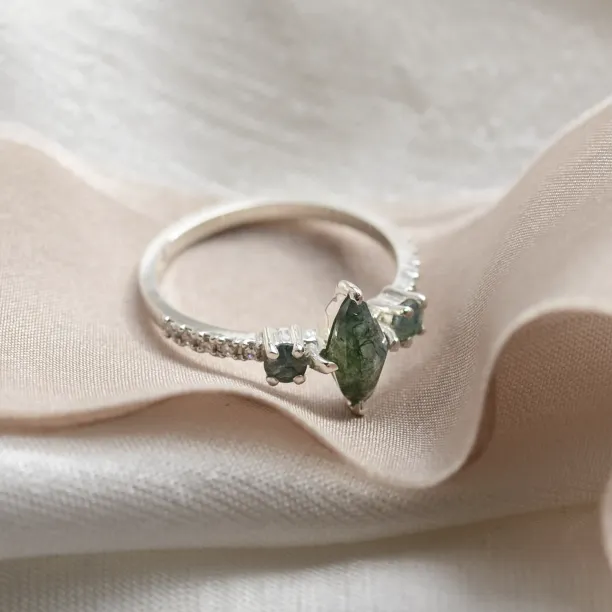 Vintage moss agate ring with side diamonds in solid gold OSCAR Image