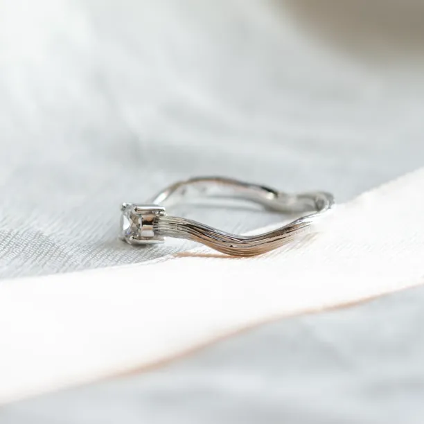 Atypical engagement ring with lab-grown diamond and tree bark surface RIANA Image