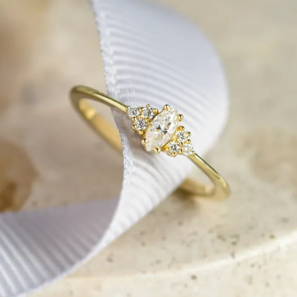 Romantic engagement ring with lab-grown diamonds MILLENIAL Image