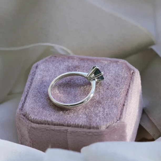 Minimalist gold ring with moss agate STAMI Image