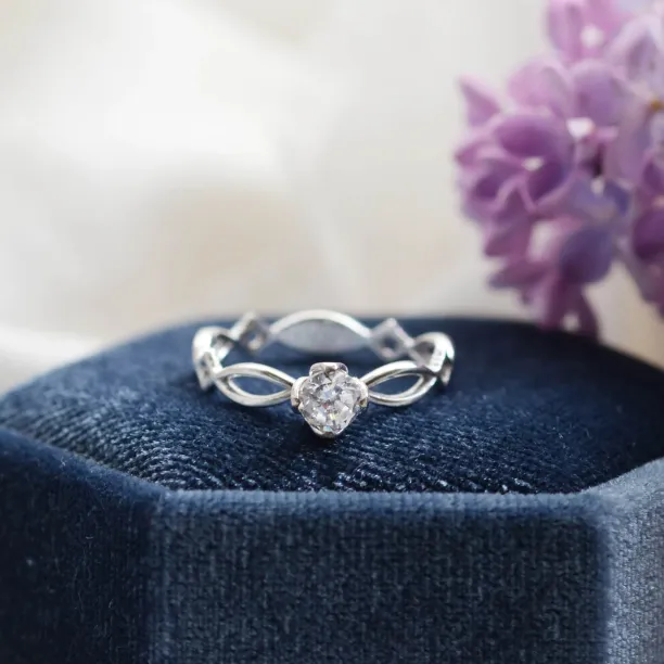 Entwined ring with lab-grown diamond QUEENO Image