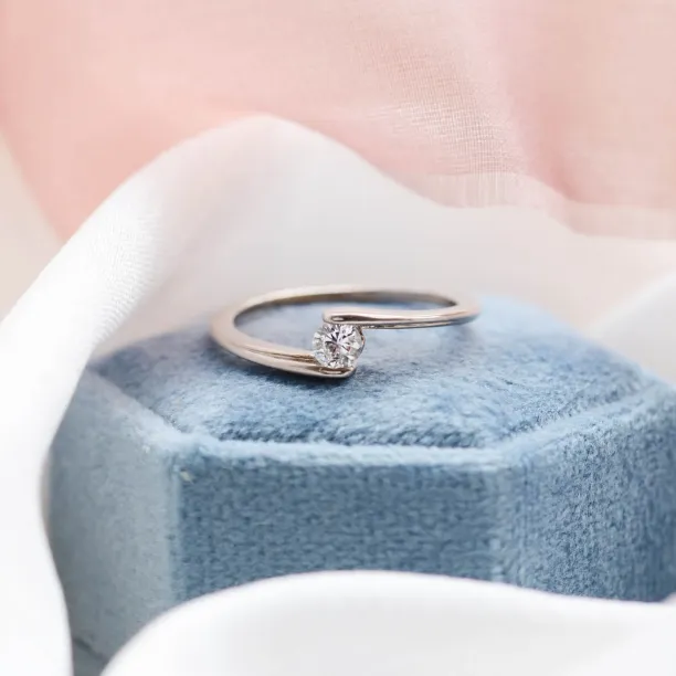 Elegant engagement ring with lab-grown diamond HELSO Image