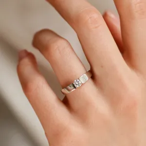 Engagement ring with lab-grown diamond in tension setting MOVIKO