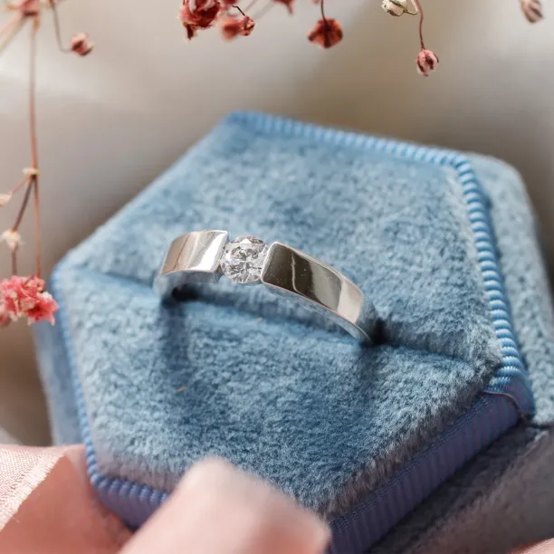 Engagement ring with lab-grown diamond in tension setting MOVIKO Image