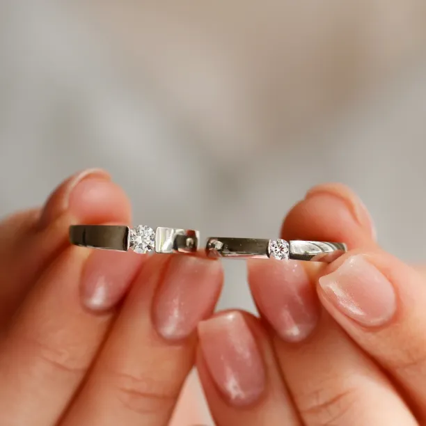 Engagement ring with lab-grown diamond in tension setting MOVIKO Image
