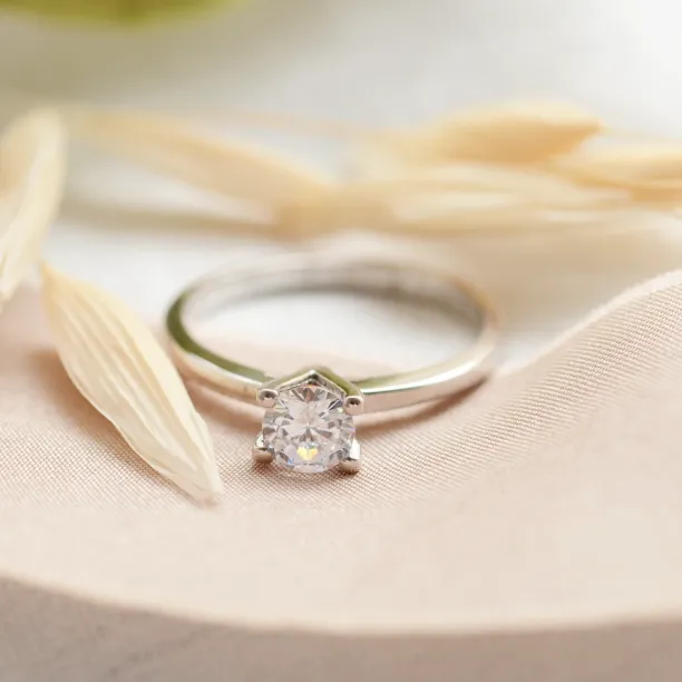 Classic engagement ring with lab-grown diamond SEMLA Image