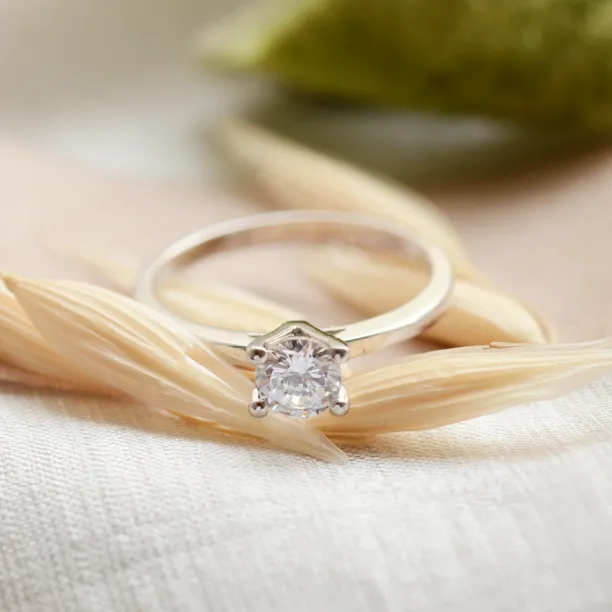 Classic engagement ring with lab-grown diamond SEMLA Image