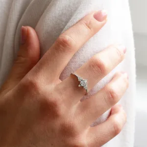 Romantic engagement ring with lab-grown diamonds POMPI