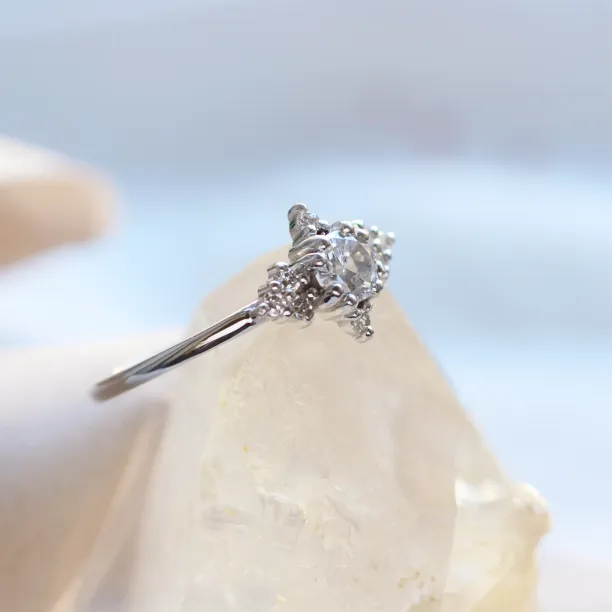 Romantic engagement ring with lab-grown diamonds POMPI Image