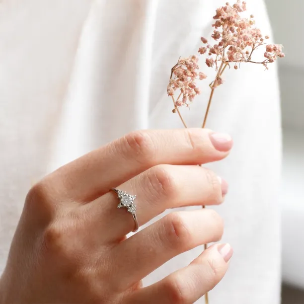 Romantic engagement ring with lab-grown diamonds POMPI Image