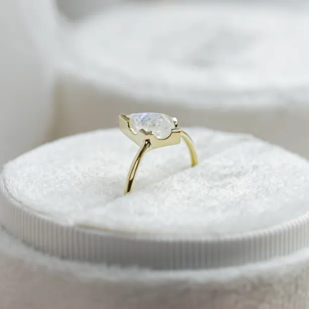 Gold ring with kite moonstone RACQUET Image
