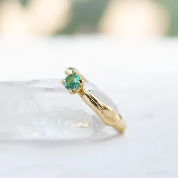 Gold ring with emerald DREM Image