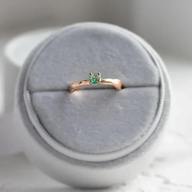 Gold ring with emerald DREM Image