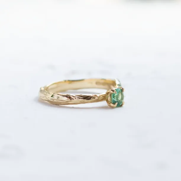 Gold ring with emerald DREM Image