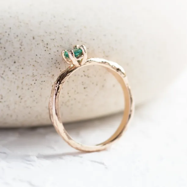 Gold ring with emerald DREM Image