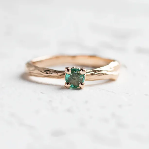 Gold ring with emerald DREM Image