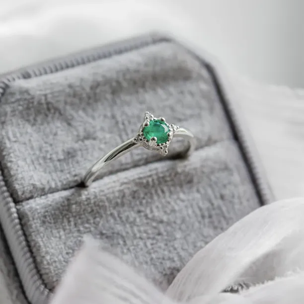 Gold ring with emerald and diamonds EMA Image