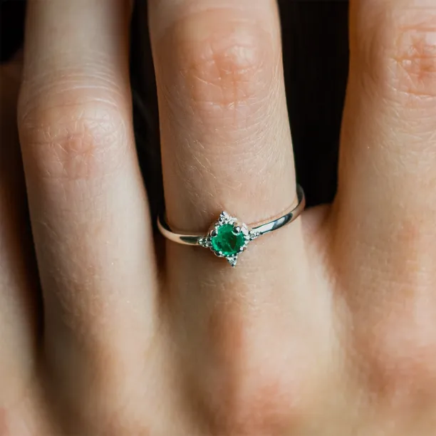 Gold ring with emerald and diamonds EMA Image