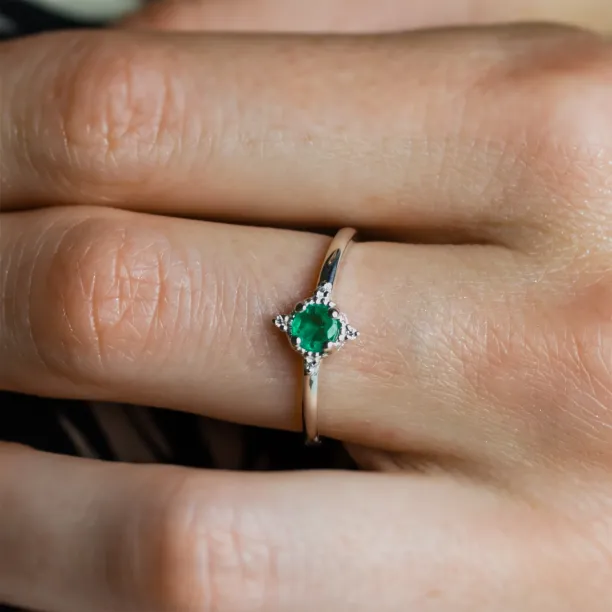 Gold ring with emerald and diamonds EMA Image