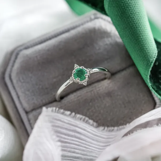 Gold ring with emerald and diamonds EMA Image