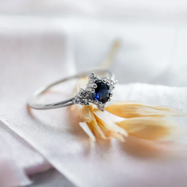 Gold ring with blue sapphire and diamonds ELIZABETH Image