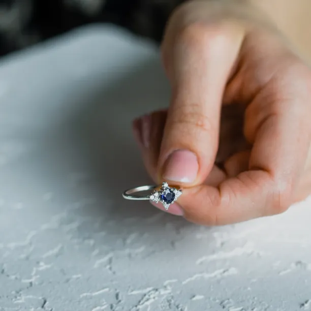 Gold ring with blue sapphire and diamonds ELIZABETH Image