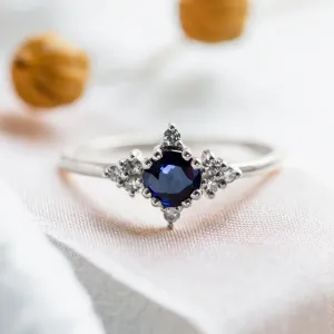 Gold ring with blue sapphire and diamonds ELIZABETH
