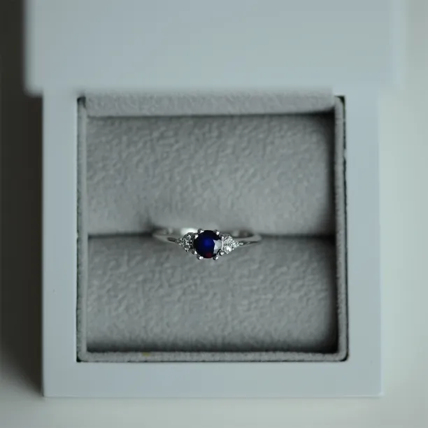 Gold ring with round sapphire and diamonds MONNY Image