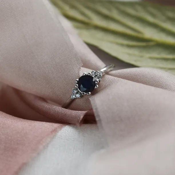 Gold ring with round sapphire and diamonds MONNY Image