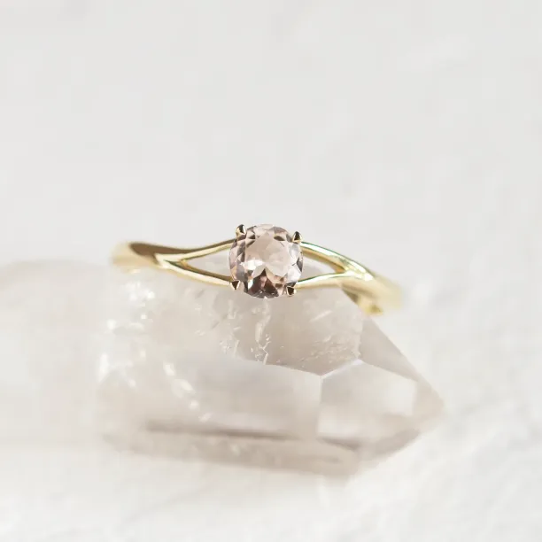 Delicate gold ring with morganite ROSALIS Image