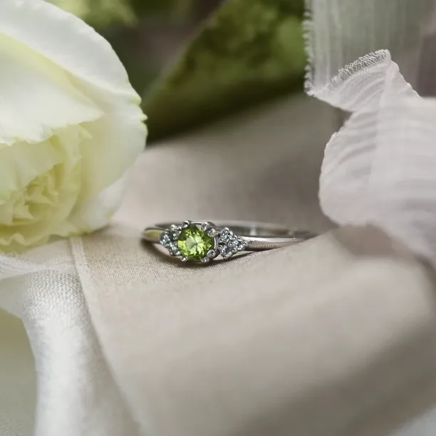 Gold ring with peridot and diamonds MONNY Image
