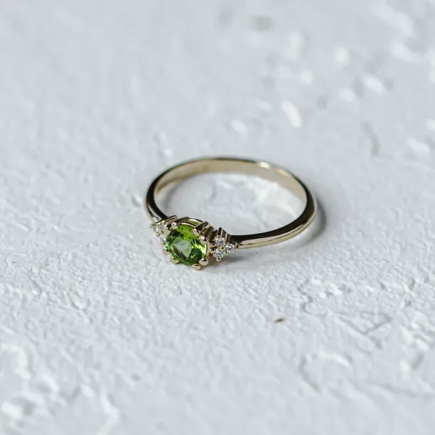 Gold ring with peridot and diamonds MONNY Image