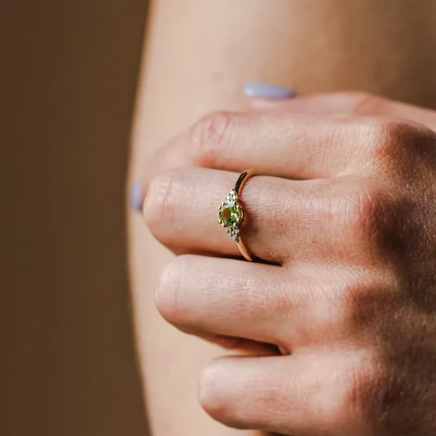 Gold ring with peridot and diamonds MONNY Image
